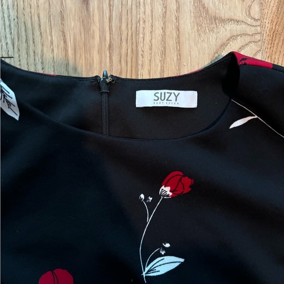 Elegant Black and Red Floral Dress - Picture 4 of 6